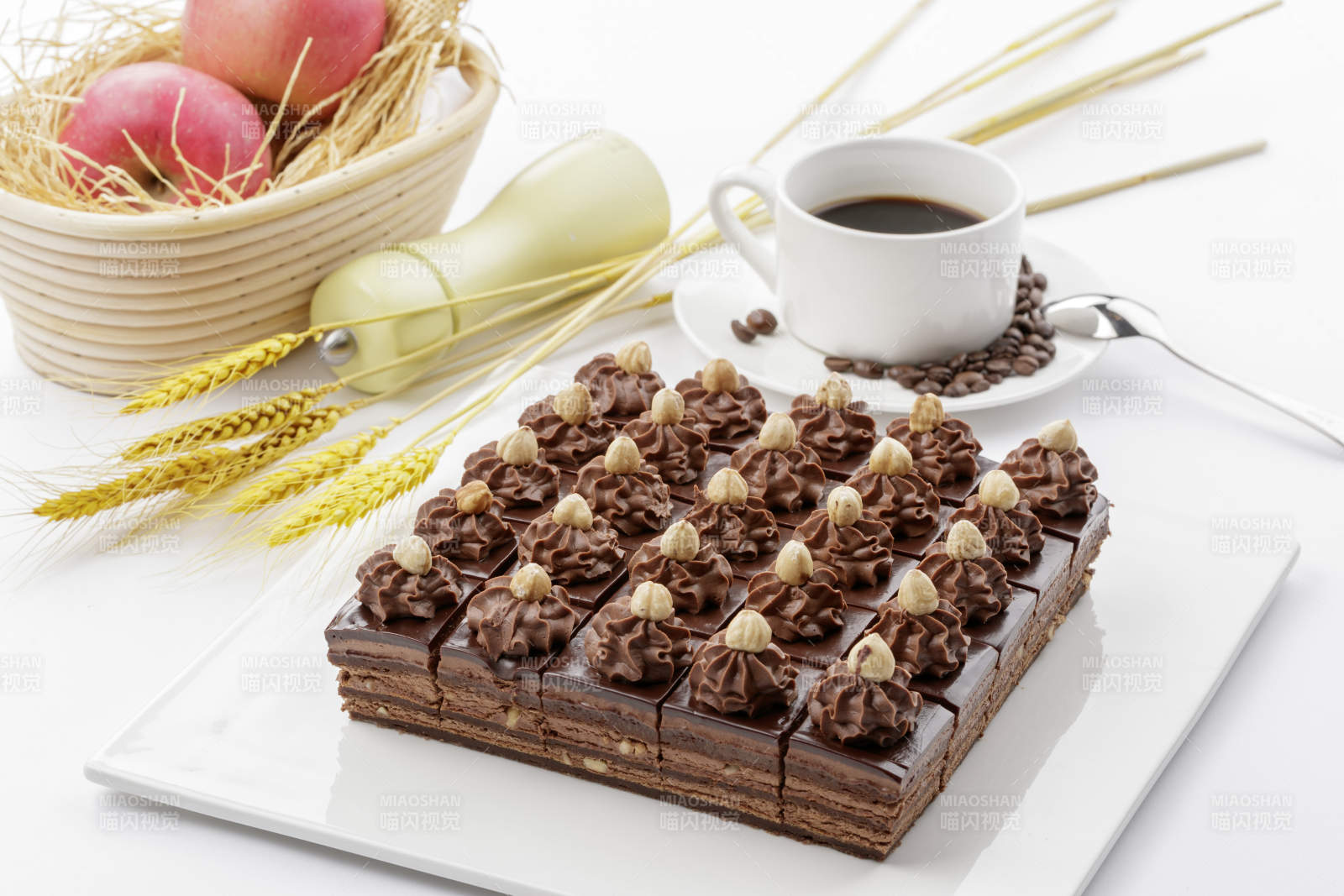 圓形黑色石板裝的甜品全拼擺放在黑色背景上