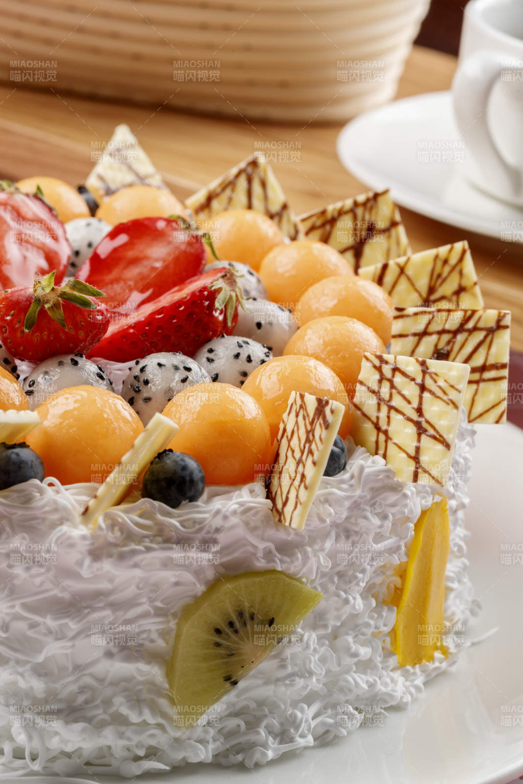 奶油缤纷水果蛋糕摆放在粉色背景上