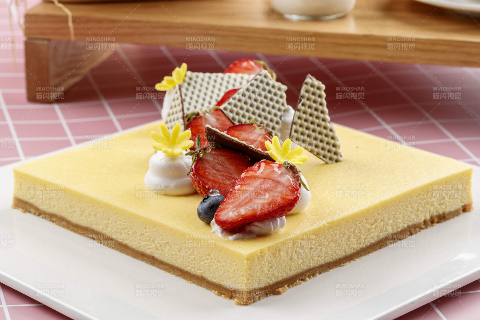 奶油缤纷水果蛋糕摆放在粉色背景上