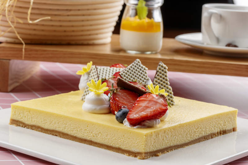 奶油缤纷水果蛋糕摆放在粉色背景上