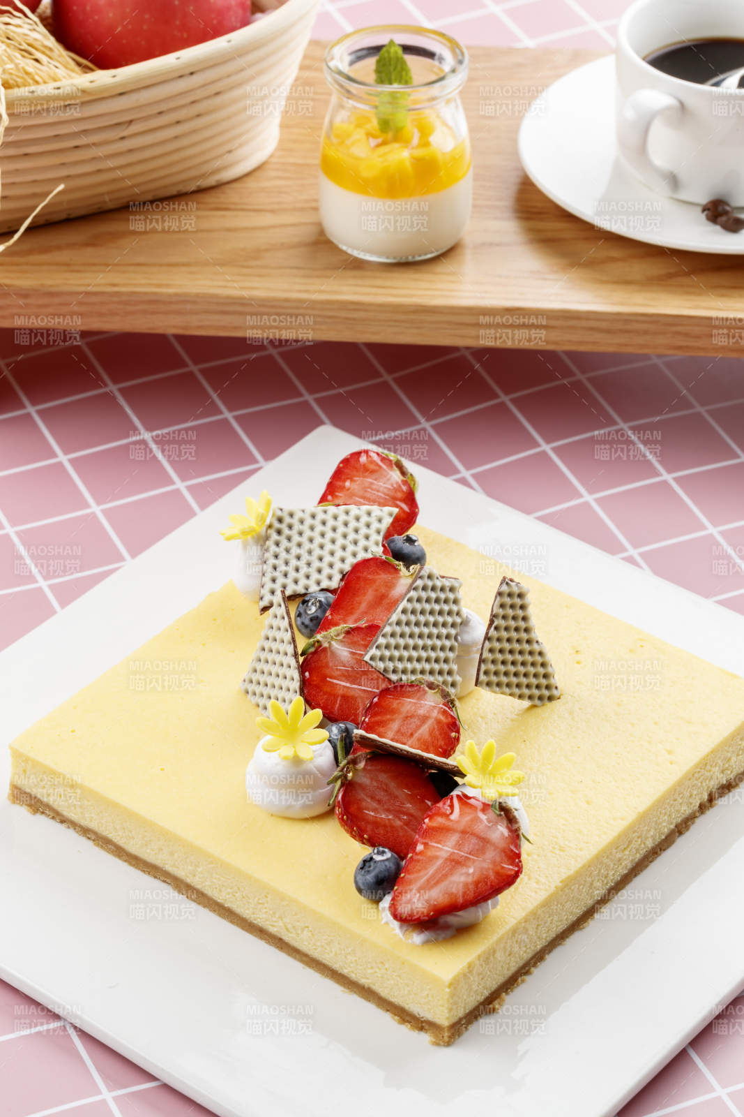 草莓巧克力奶油慕斯蛋糕摆放在粉色背景上