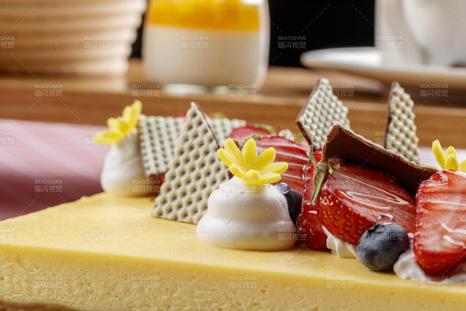 草莓巧克力奶油慕斯蛋糕摆放在粉色背景上