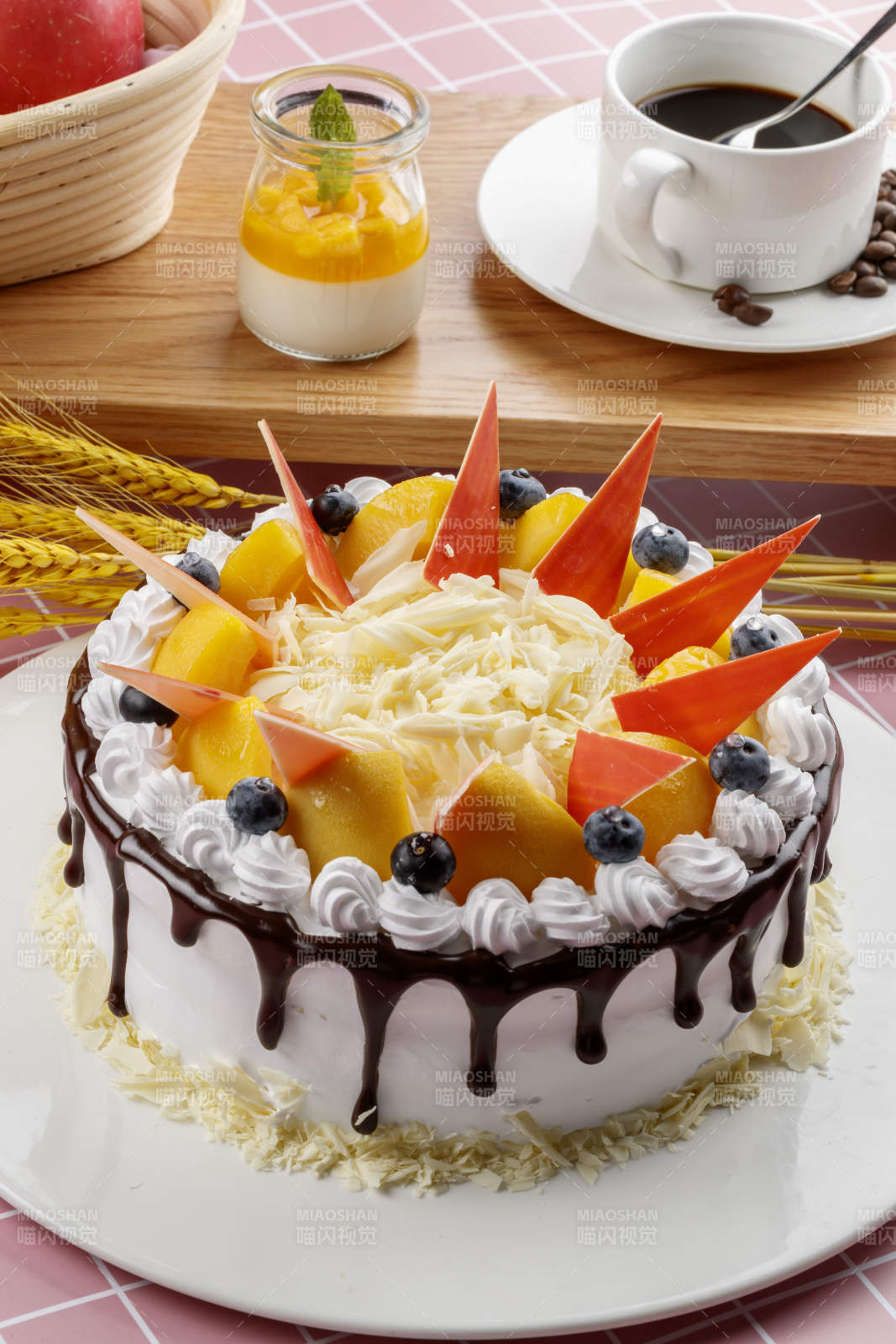 草莓巧克力奶油慕斯蛋糕摆放在粉色背景上