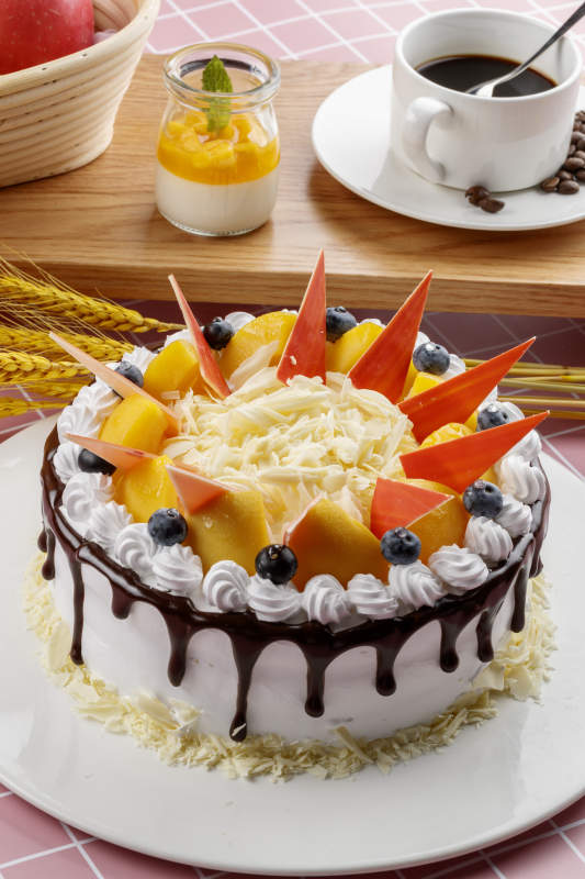 草莓巧克力奶油慕斯蛋糕摆放在粉色背景上