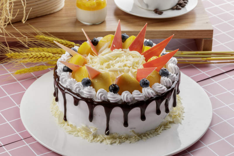 草莓巧克力奶油慕斯蛋糕摆放在粉色背景上