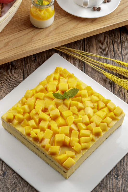 芝士水果奶油巧克力蛋糕摆放在粉色背景上