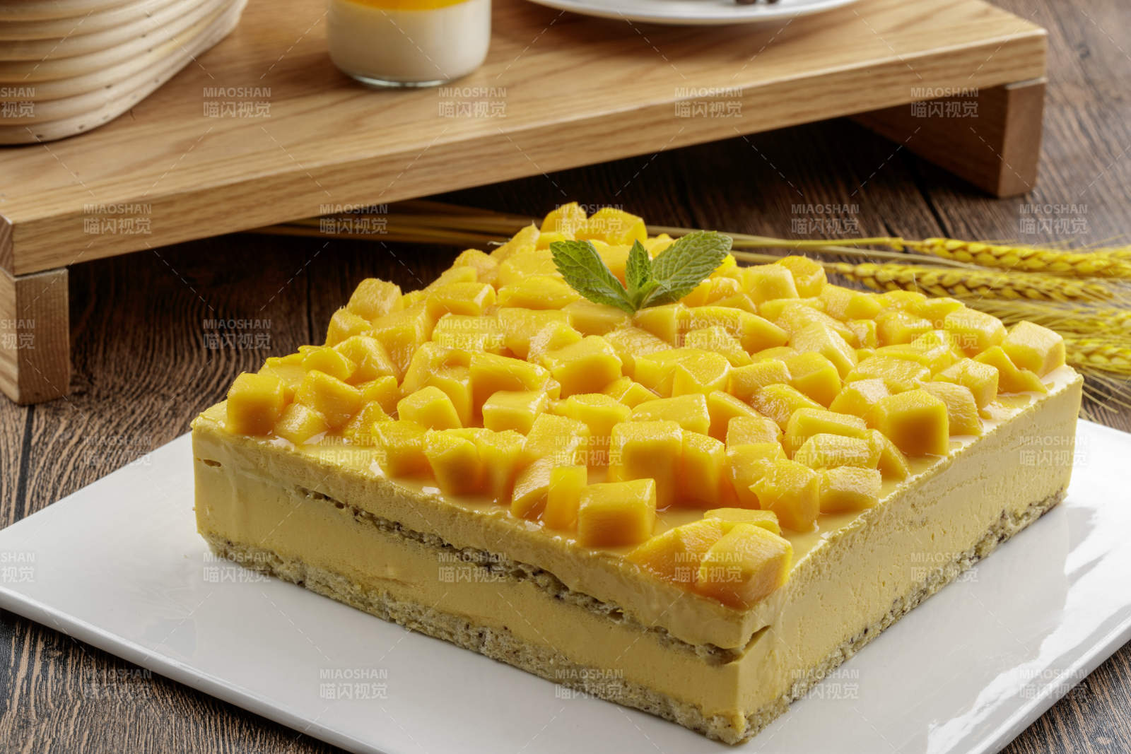 芝士水果奶油巧克力蛋糕摆放在粉色背景上