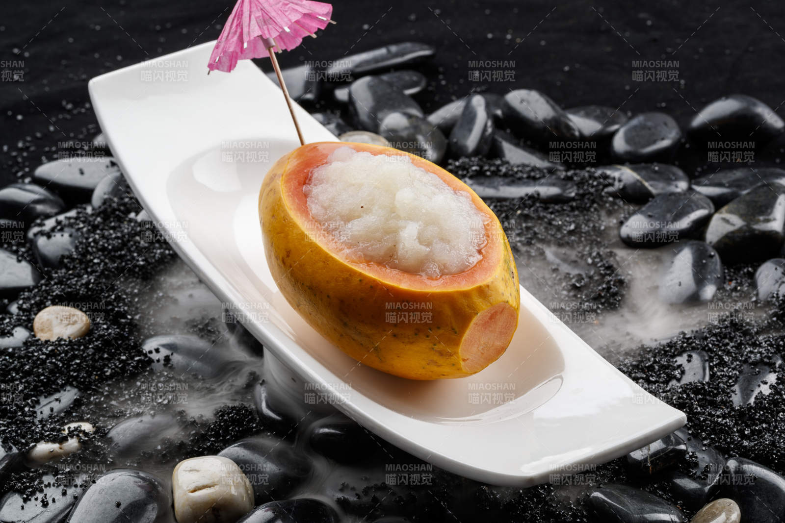 木瓜燉雪蛤擺放在干冰繚繞的鵝卵石上