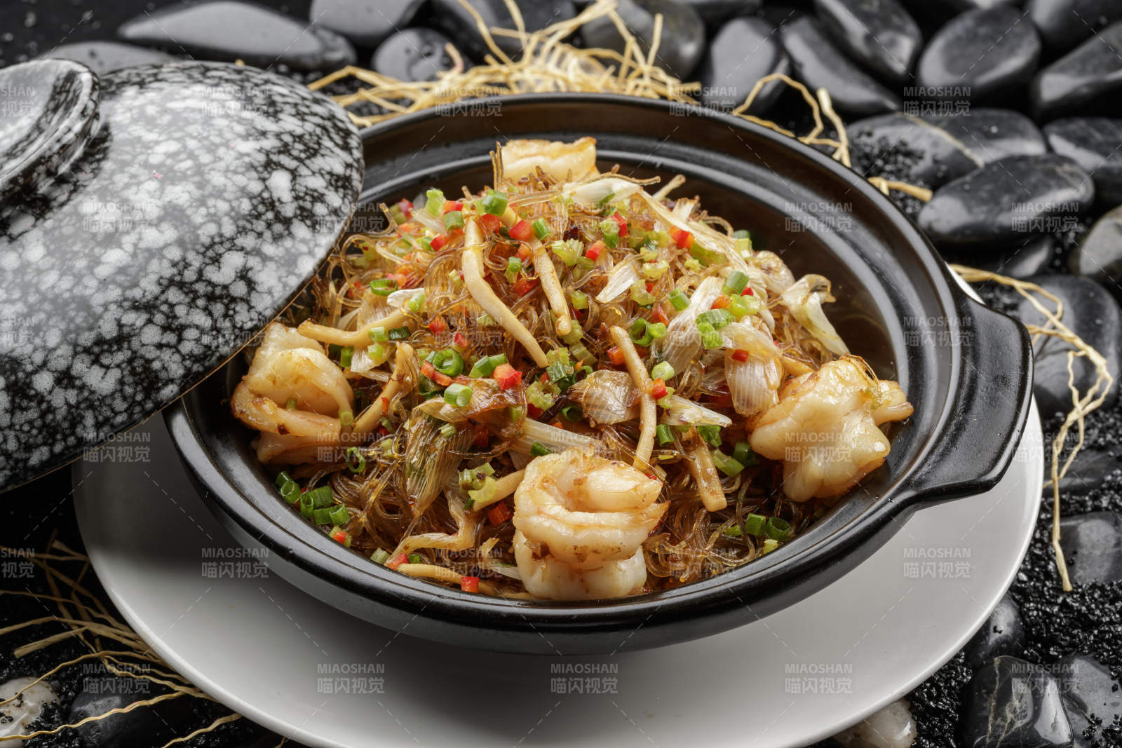 干捞海皇粉丝煲摆放在黑色鹅卵石上