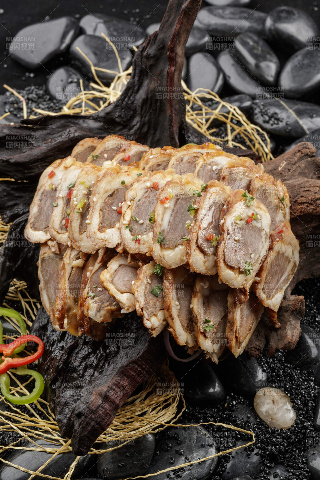 崖柏根裝的蒙古烤羊里脊擺放在黑色鵝卵石上