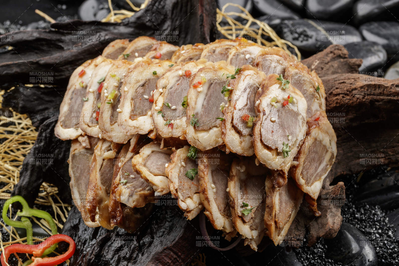 崖柏根裝的蒙古烤羊里脊擺放在黑色鵝卵石上