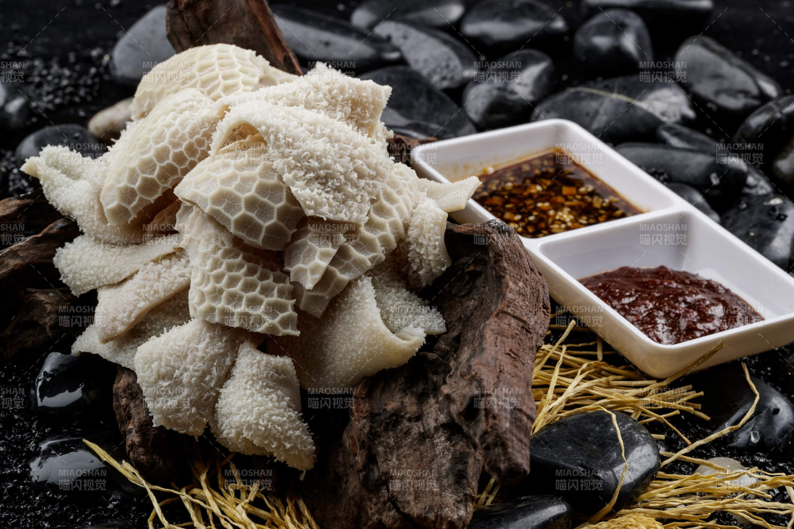 剛出鍋的科爾沁手把羊肚擺放在崖柏根上