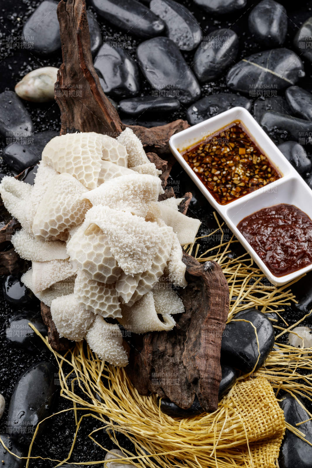 剛出鍋的科爾沁手把羊肚擺放在崖柏根上