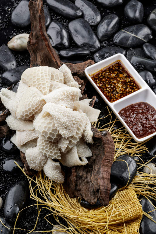 刚出锅的科尔沁手把羊肚摆放在崖柏根上