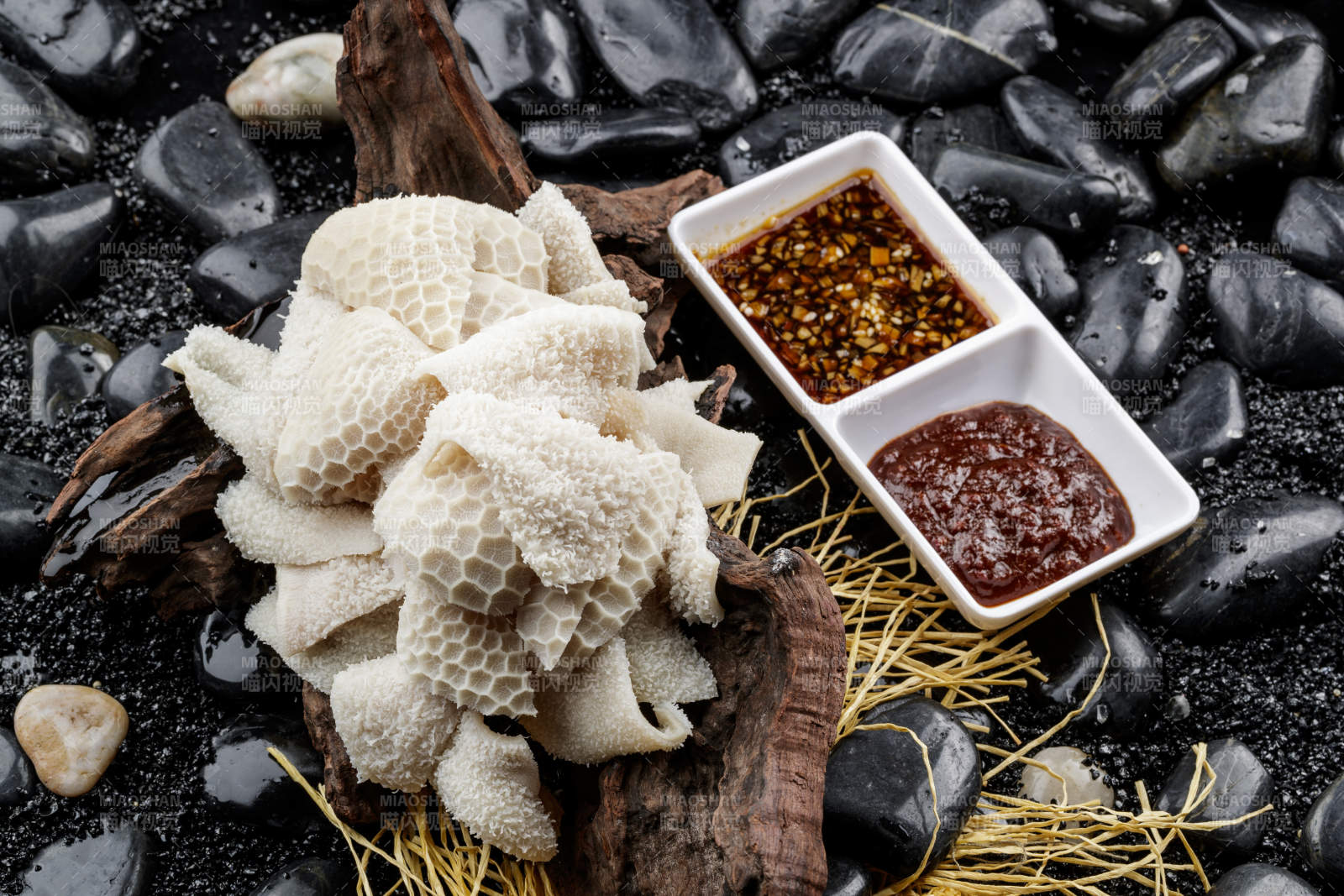 剛出鍋的科爾沁手把羊肚擺放在崖柏根上