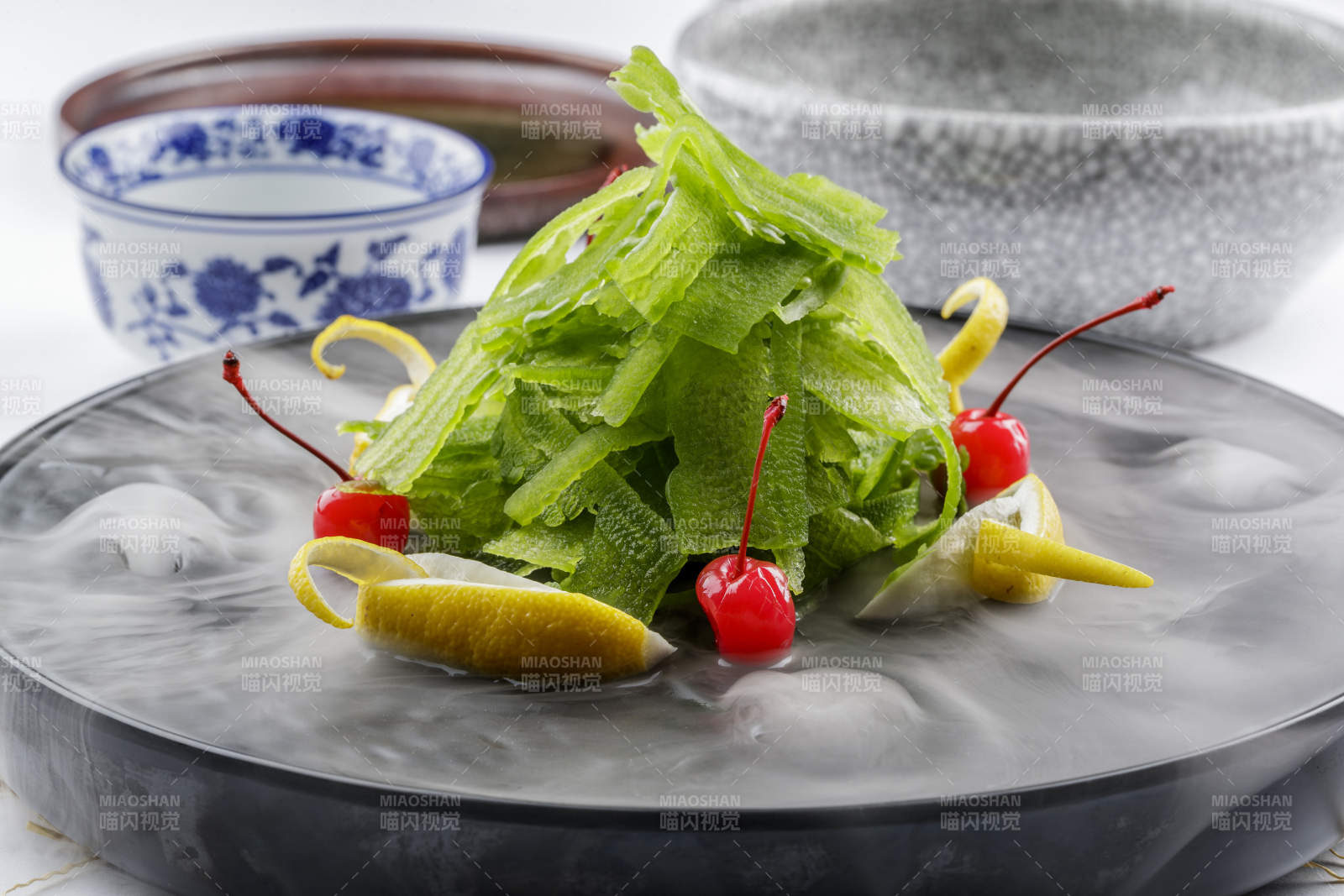 冰镇养生凉瓜摆放在干冰缭绕的黑色食盘上图片