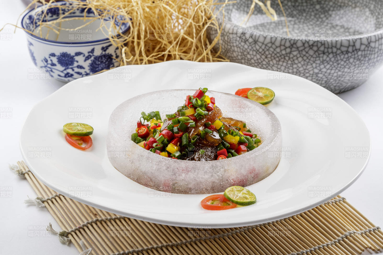 白色瓷盘装的老醋蛰头摆放在寿司帘上-摄影图