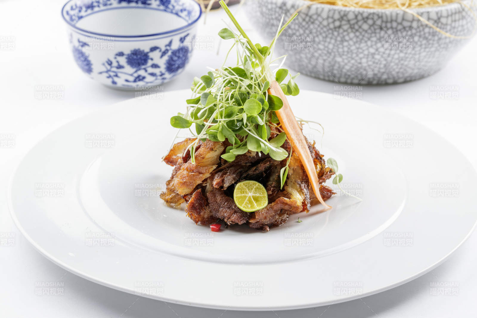 香椿苗手撕糟醉熏鱼摆放在白色背景上