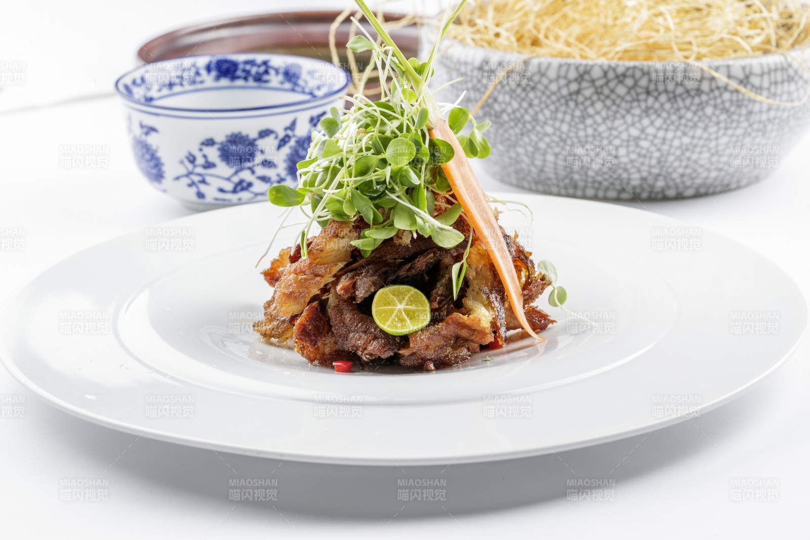 香椿苗手撕糟醉熏鱼摆放在白色背景上