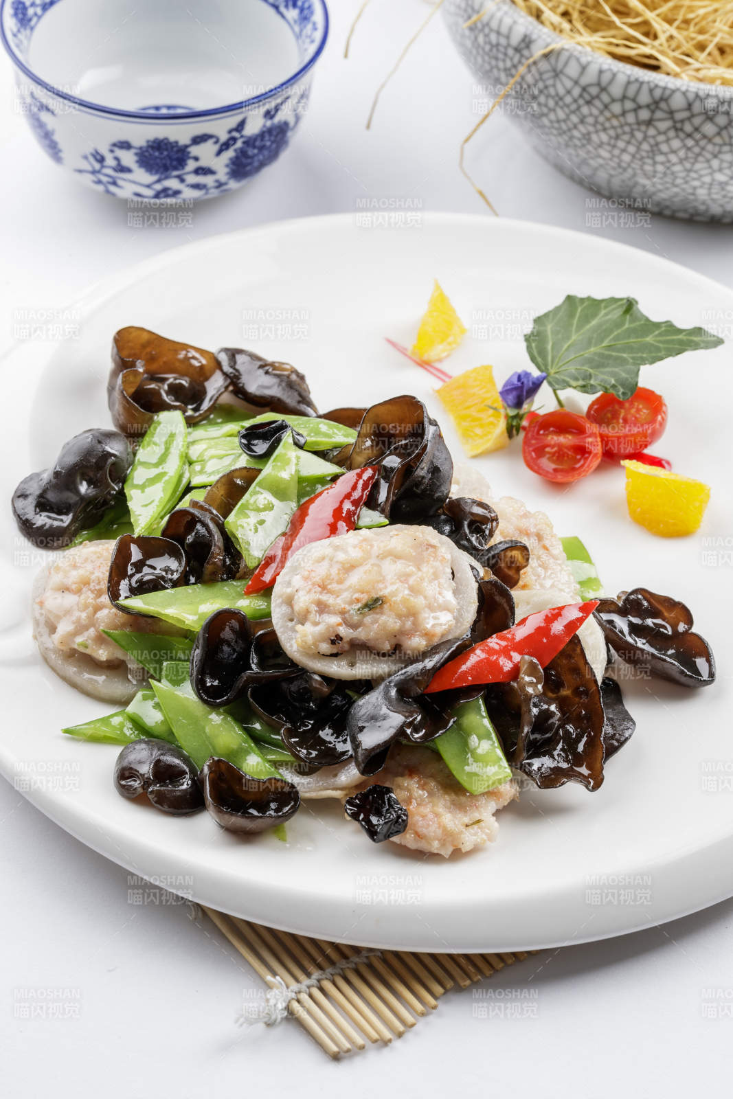 白色圓盤裝的荷塘脆玉藕醸擺放在壽司簾上