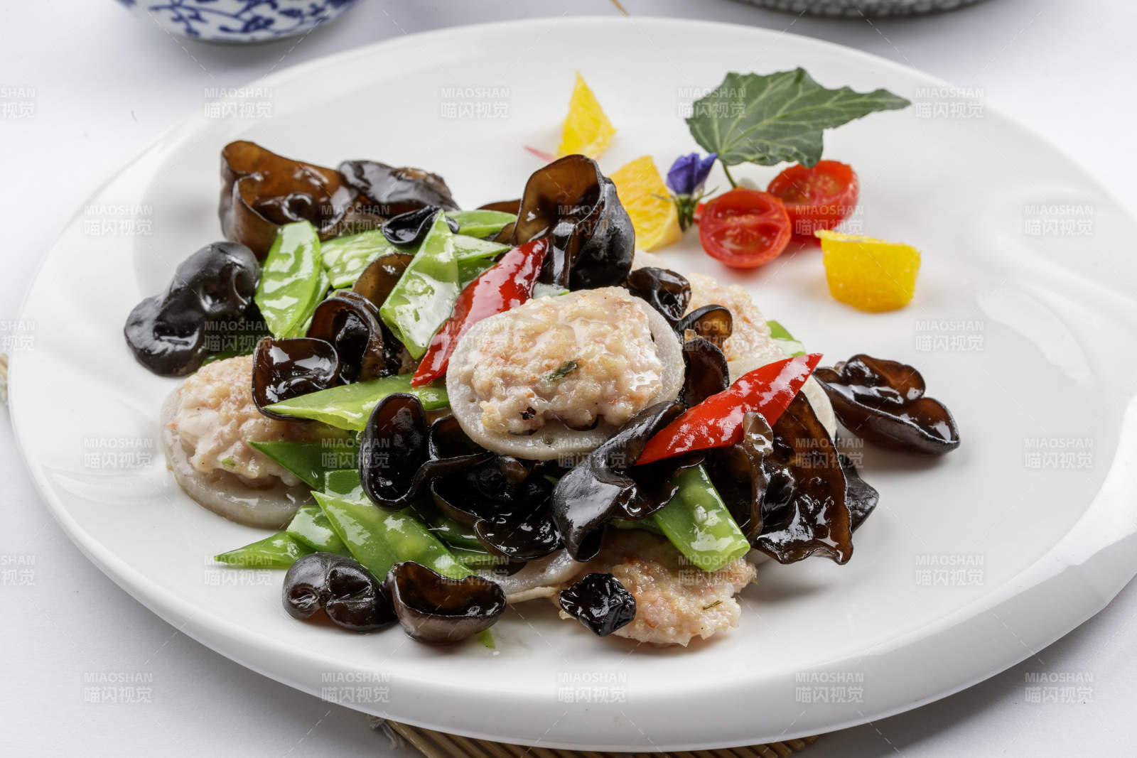 白色圓盤裝的荷塘脆玉藕醸擺放在壽司簾上