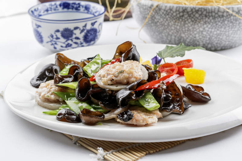 白色圓盤(pán)裝的荷塘脆玉藕醸擺放在壽司簾上