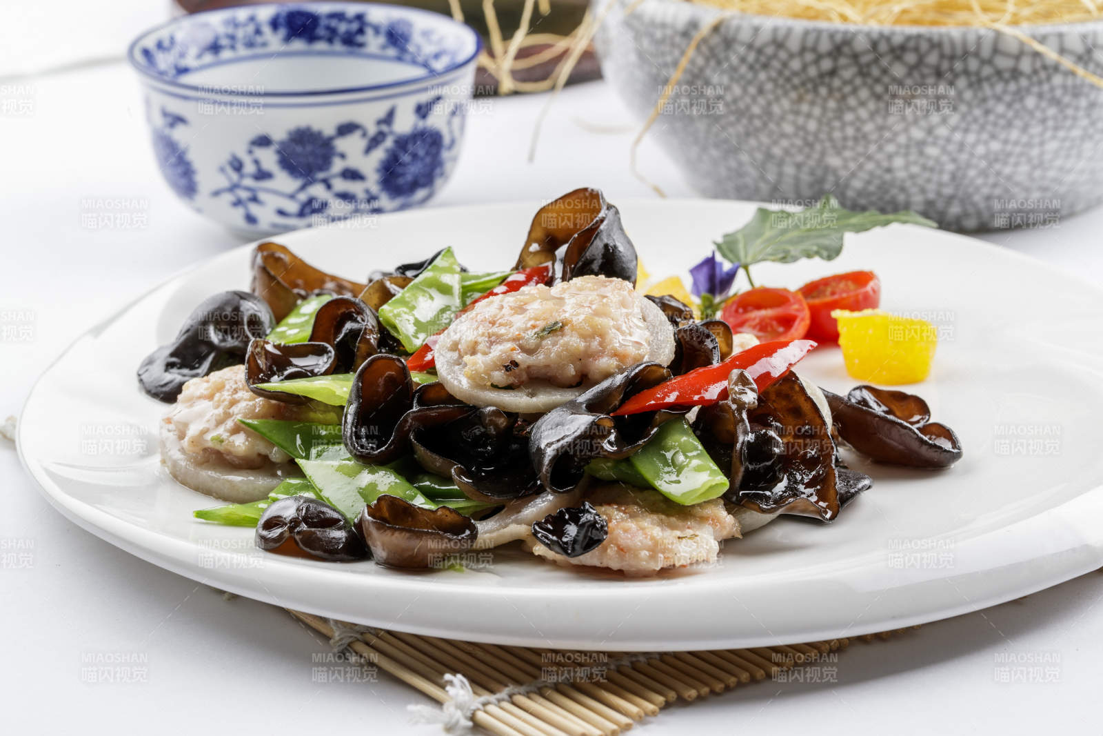 白色圓盤裝的荷塘脆玉藕醸擺放在壽司簾上