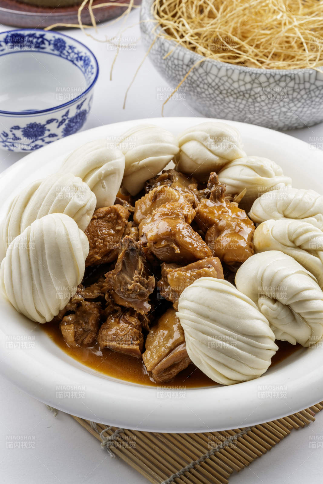 鍋燒柴雞小花卷擺放在白色背景上