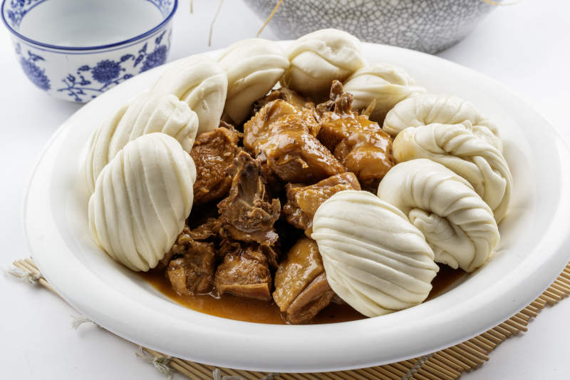 锅烧柴鸡小花卷摆放在白色背景上