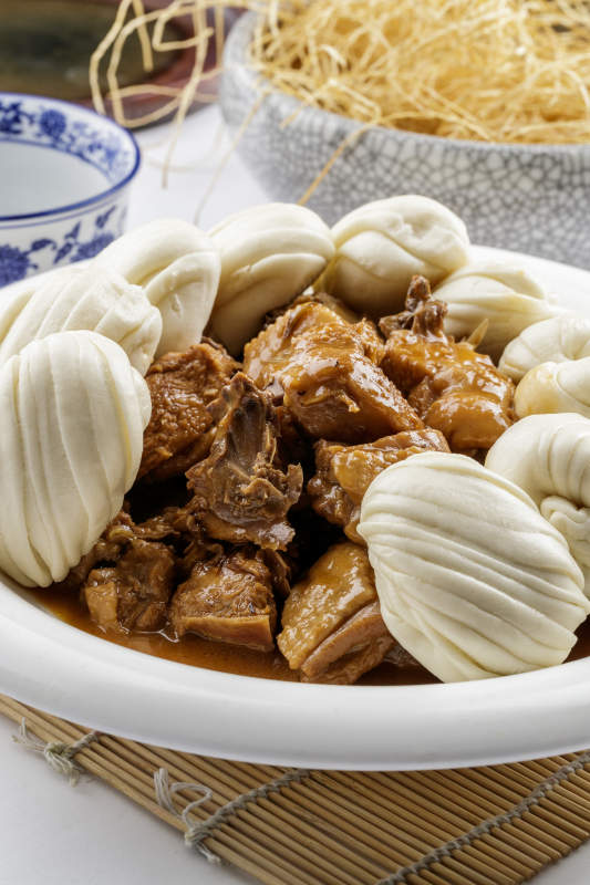 锅烧柴鸡小花卷摆放在白色背景上