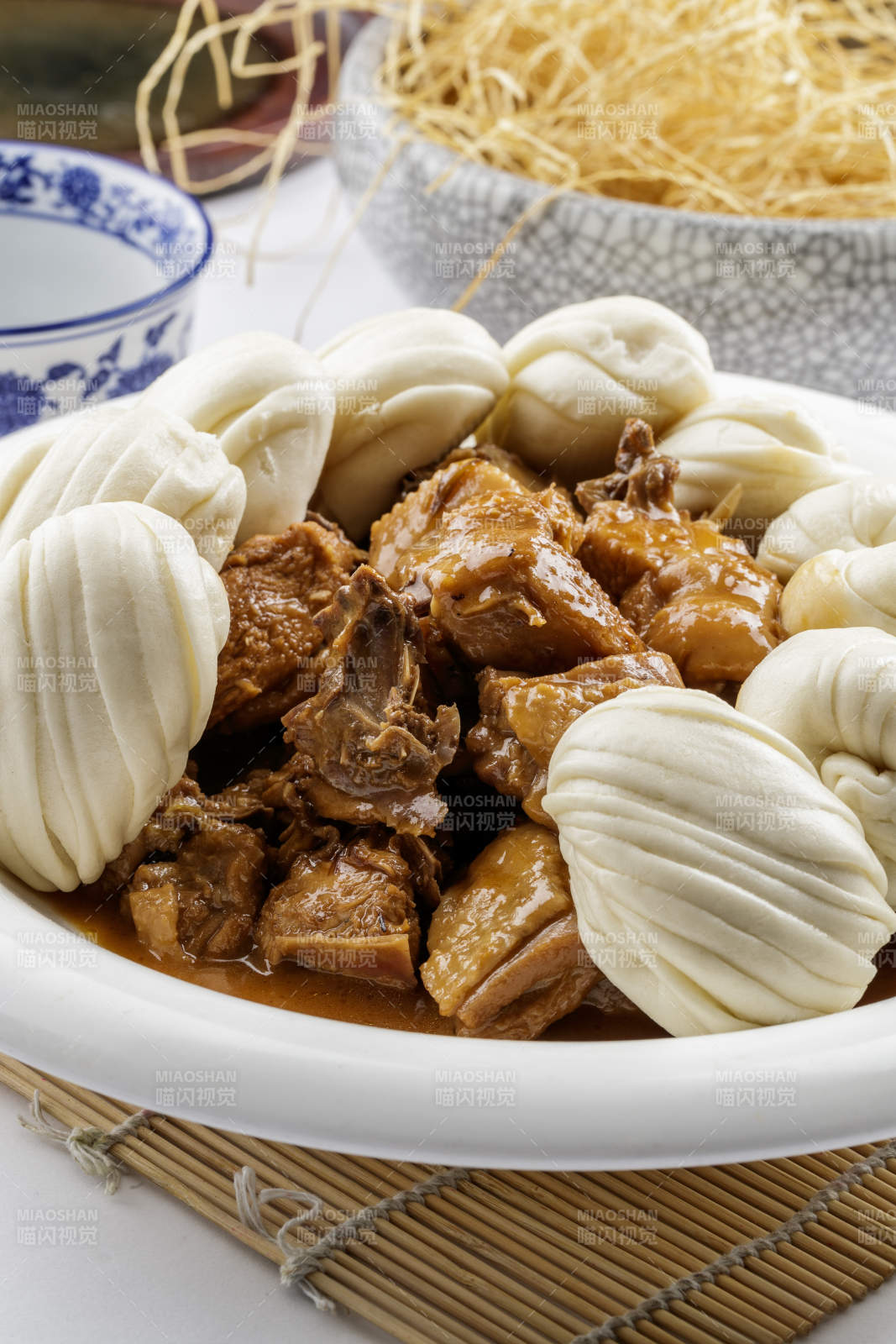 鍋燒柴雞小花卷擺放在白色背景上