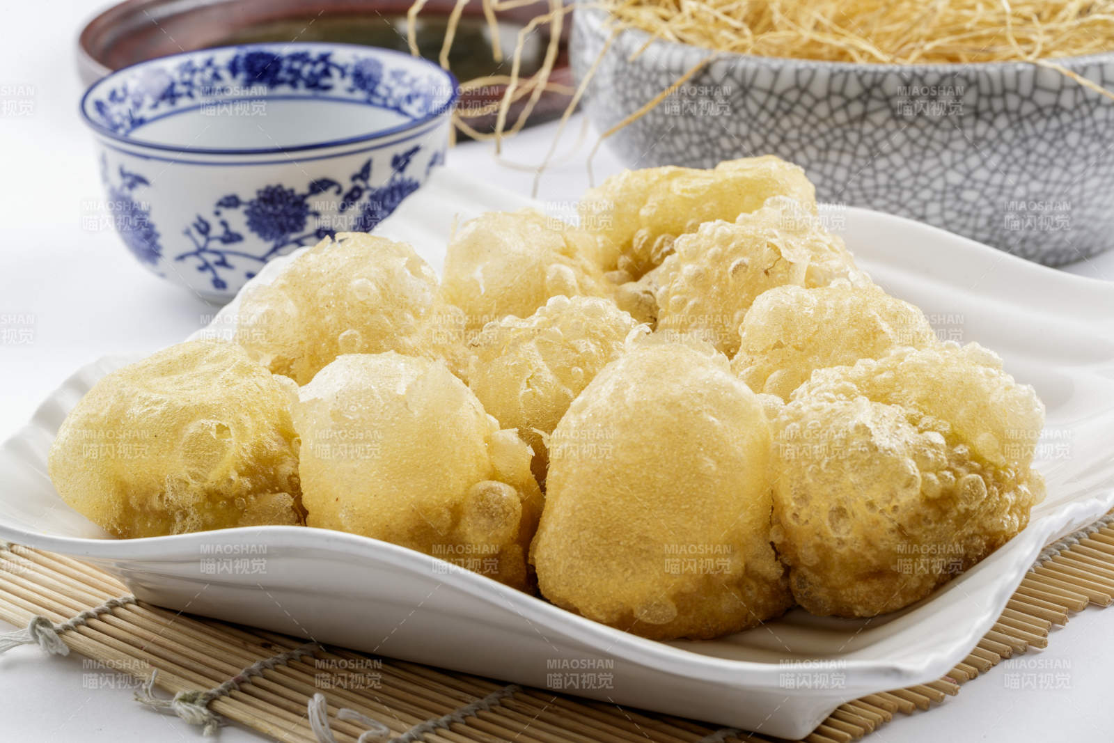 香噴噴的泡泡炸糕擺放在壽司簾