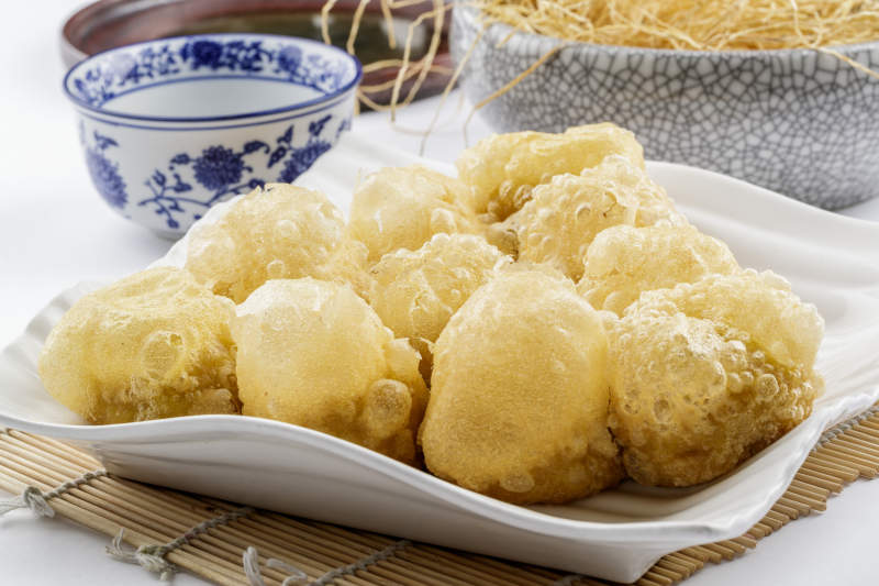 香噴噴的泡泡炸糕擺放在壽司簾