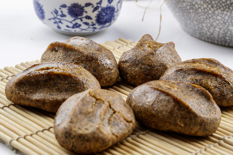 健康美味的黑豆窝头摆放在寿司帘上