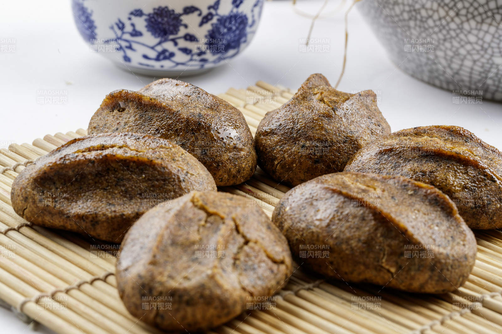 健康美味的黑豆窝头摆放在寿司帘上