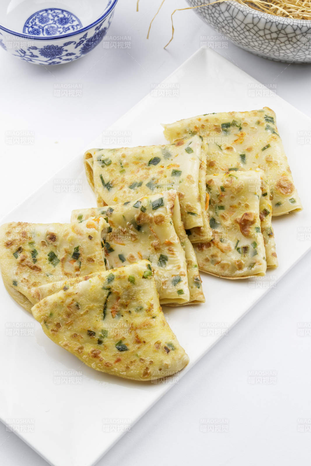 蔬菜鸡蛋摊饼摆放在白色背景上