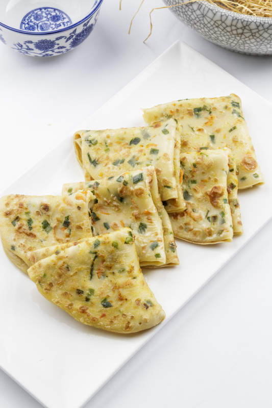 蔬菜鸡蛋摊饼摆放在白色背景上