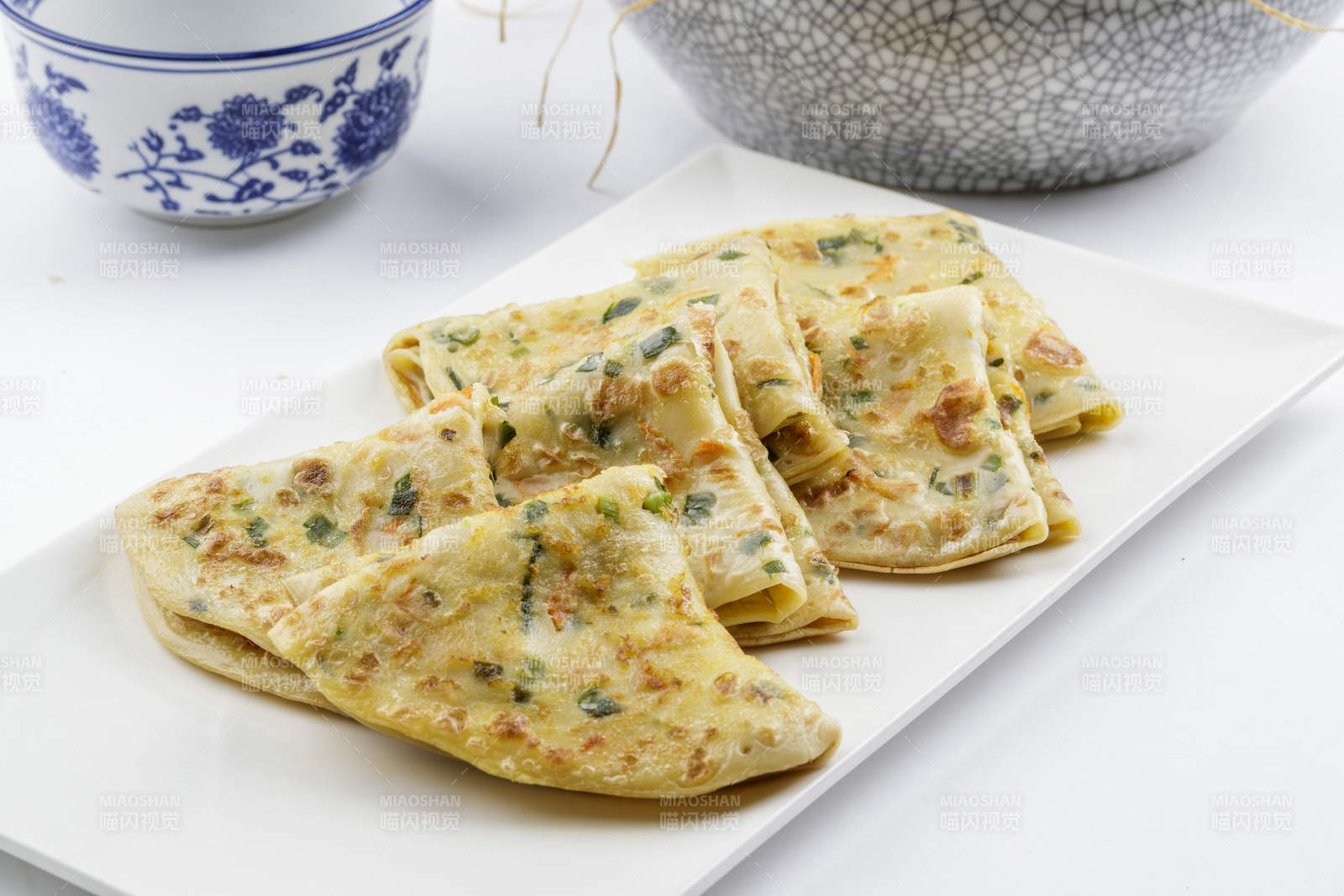 蔬菜鸡蛋摊饼摆放在白色背景上