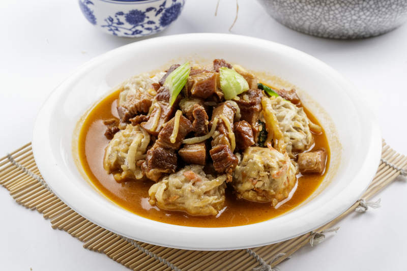 红烧肉炖土豆丸子摆放在寿司帘上