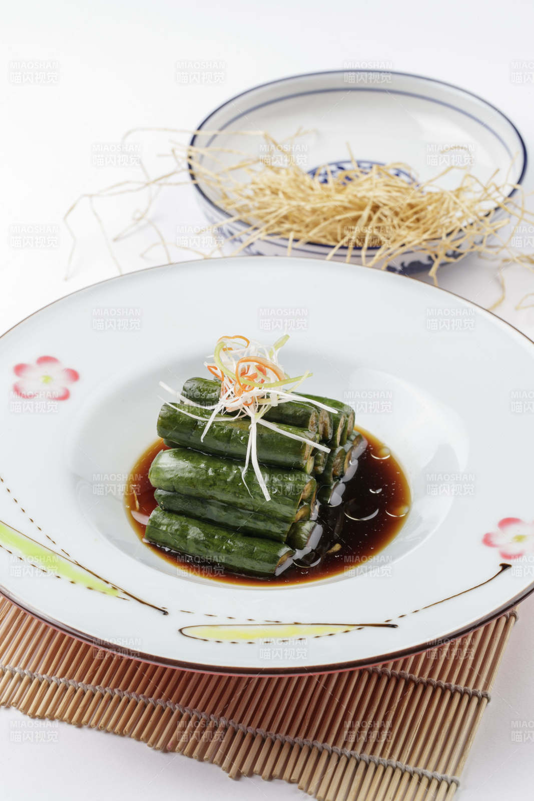 白色瓷盘装的老醋腌渍黄瓜段