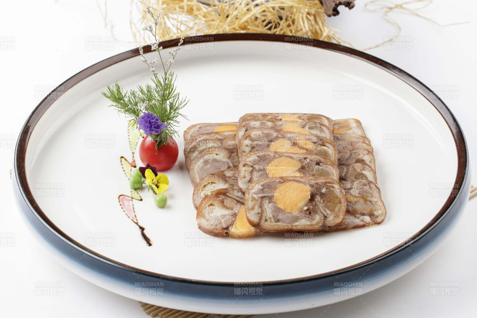 猪耳鸭蛋黄香肠卷图片