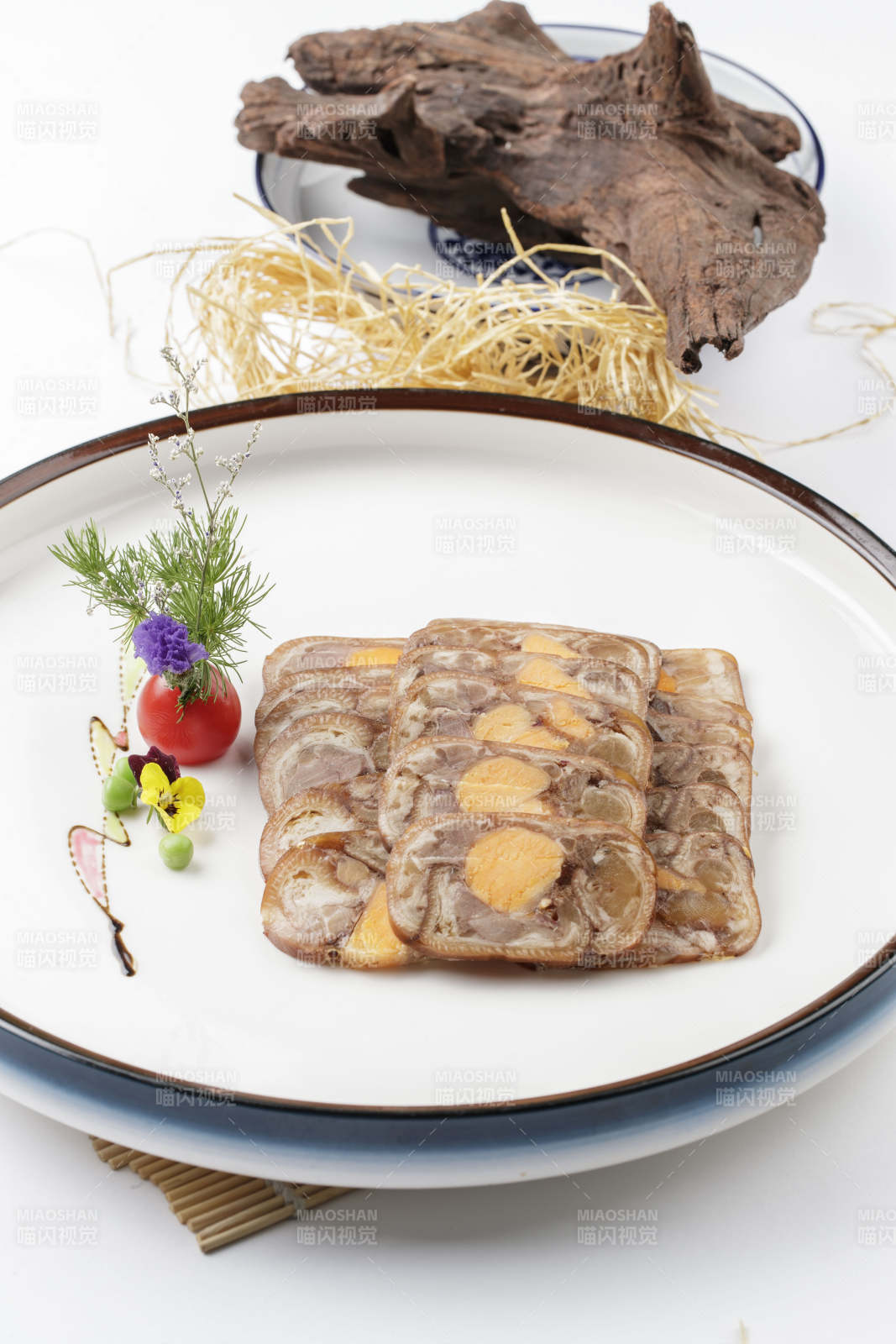 猪耳鸭蛋黄香肠卷图片