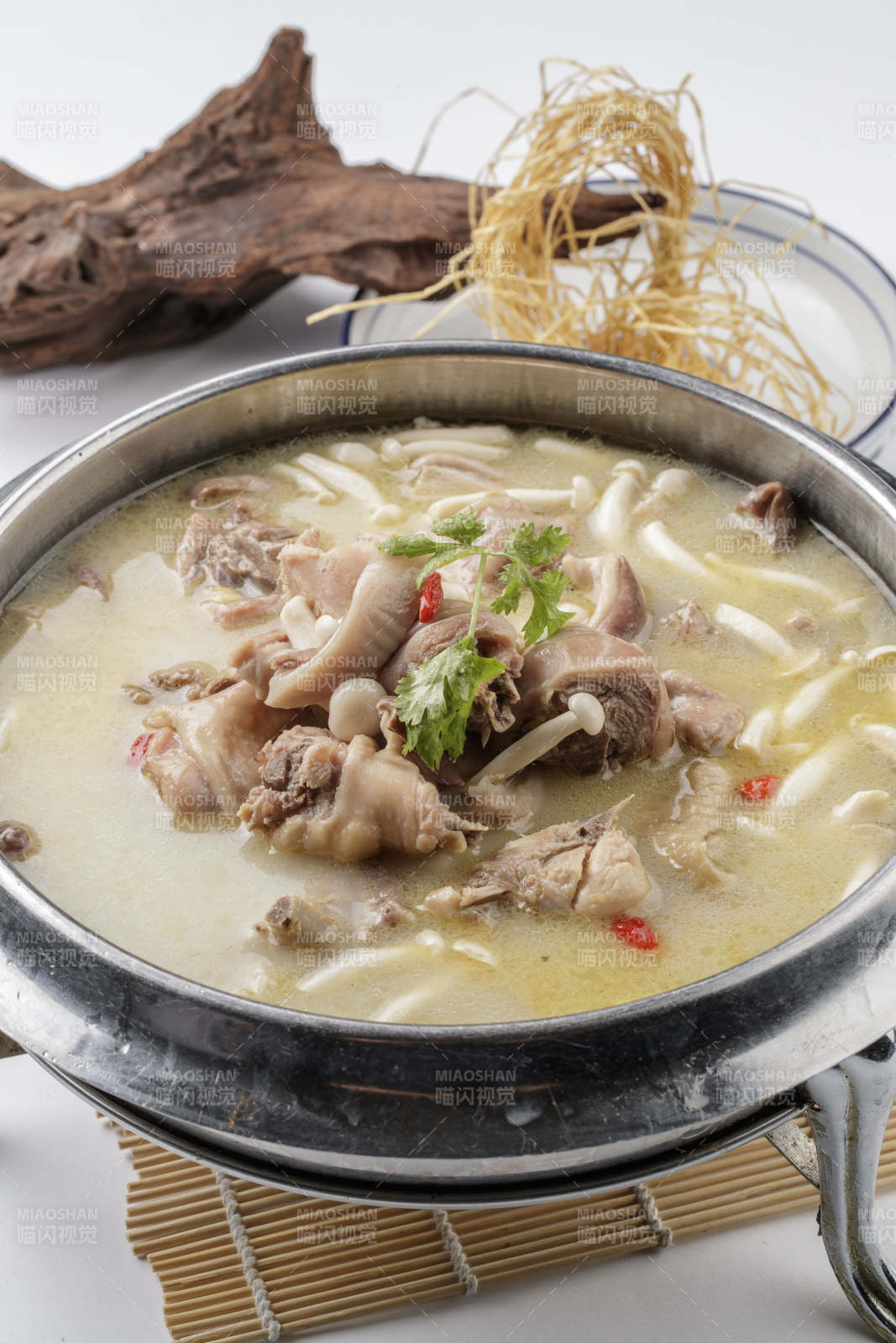 猪手山珍菌炖浓汤