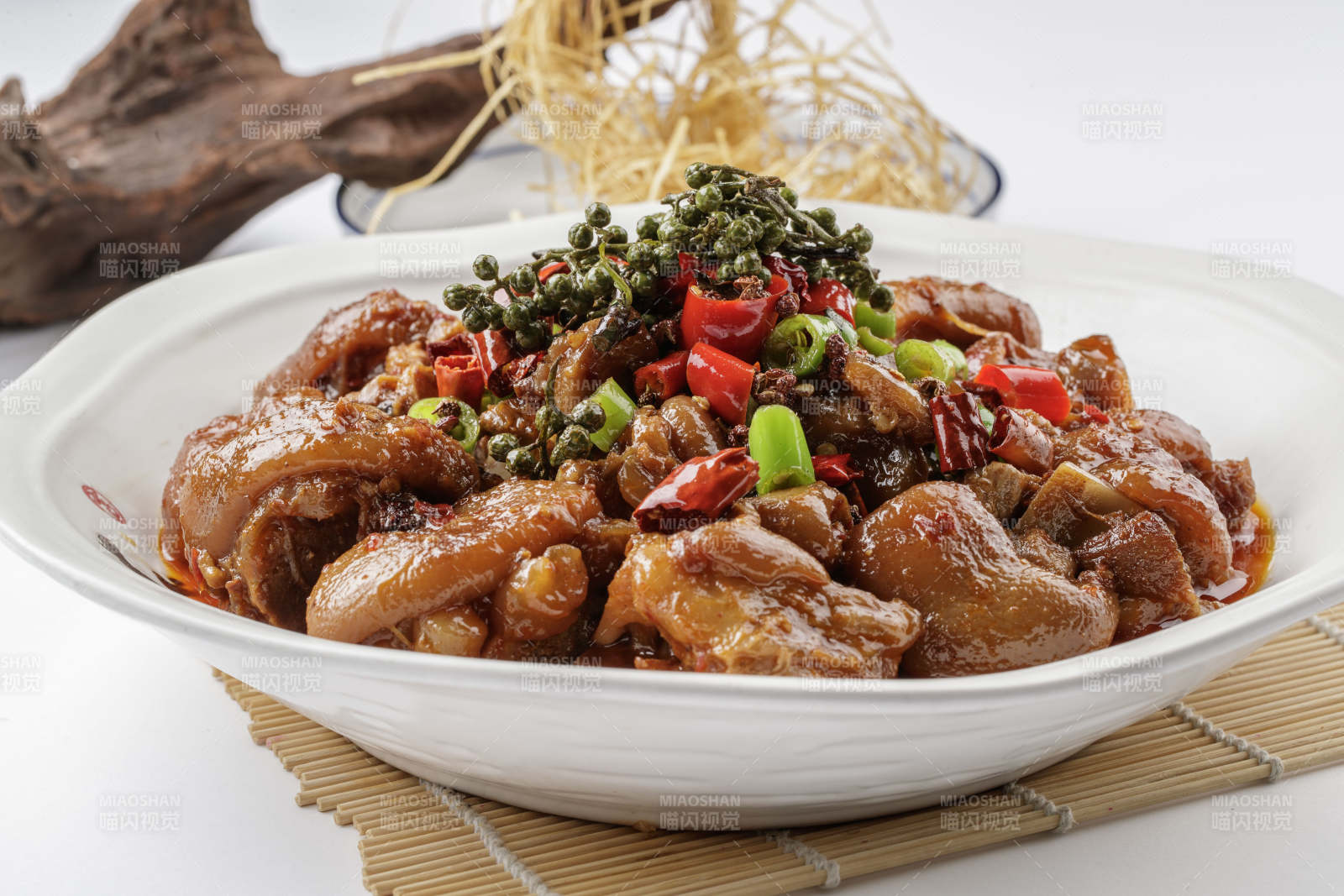 藤椒麻辣焖猪蹄-摄影图