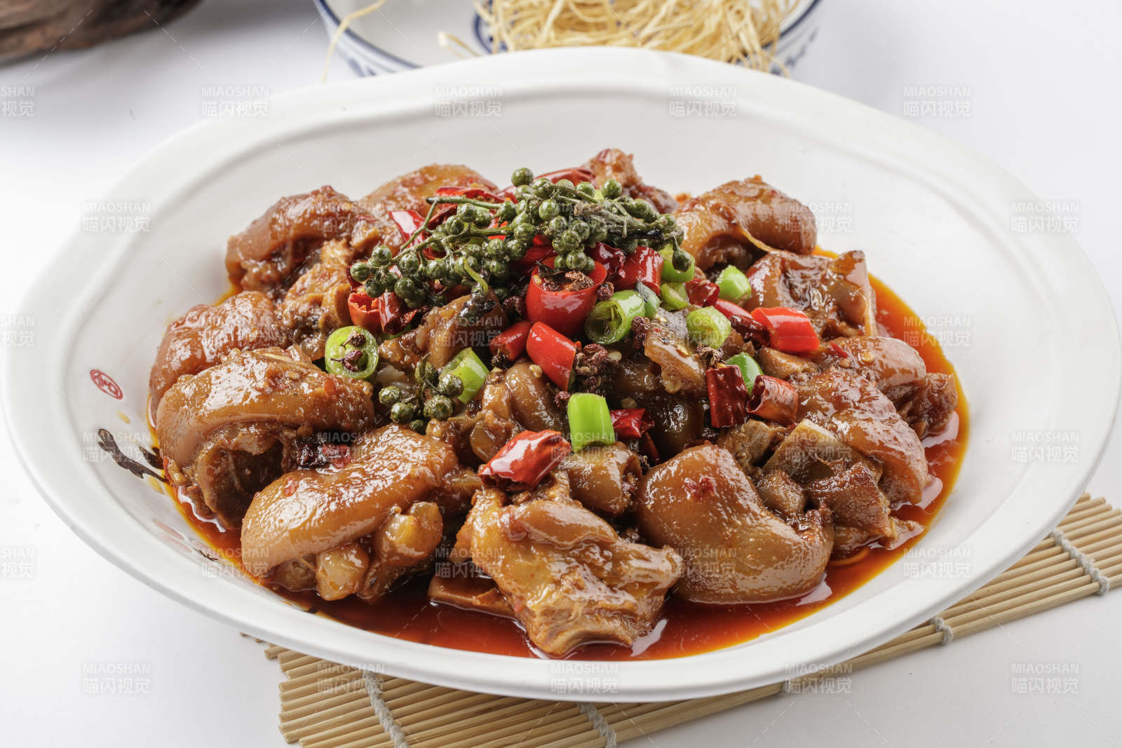 藤椒麻辣焖猪蹄-摄影图