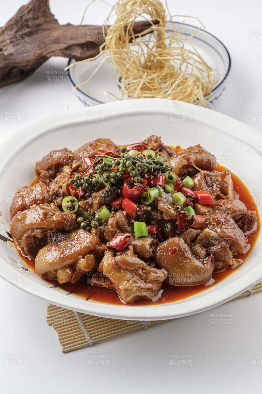 藤椒麻辣焖猪蹄-摄影图