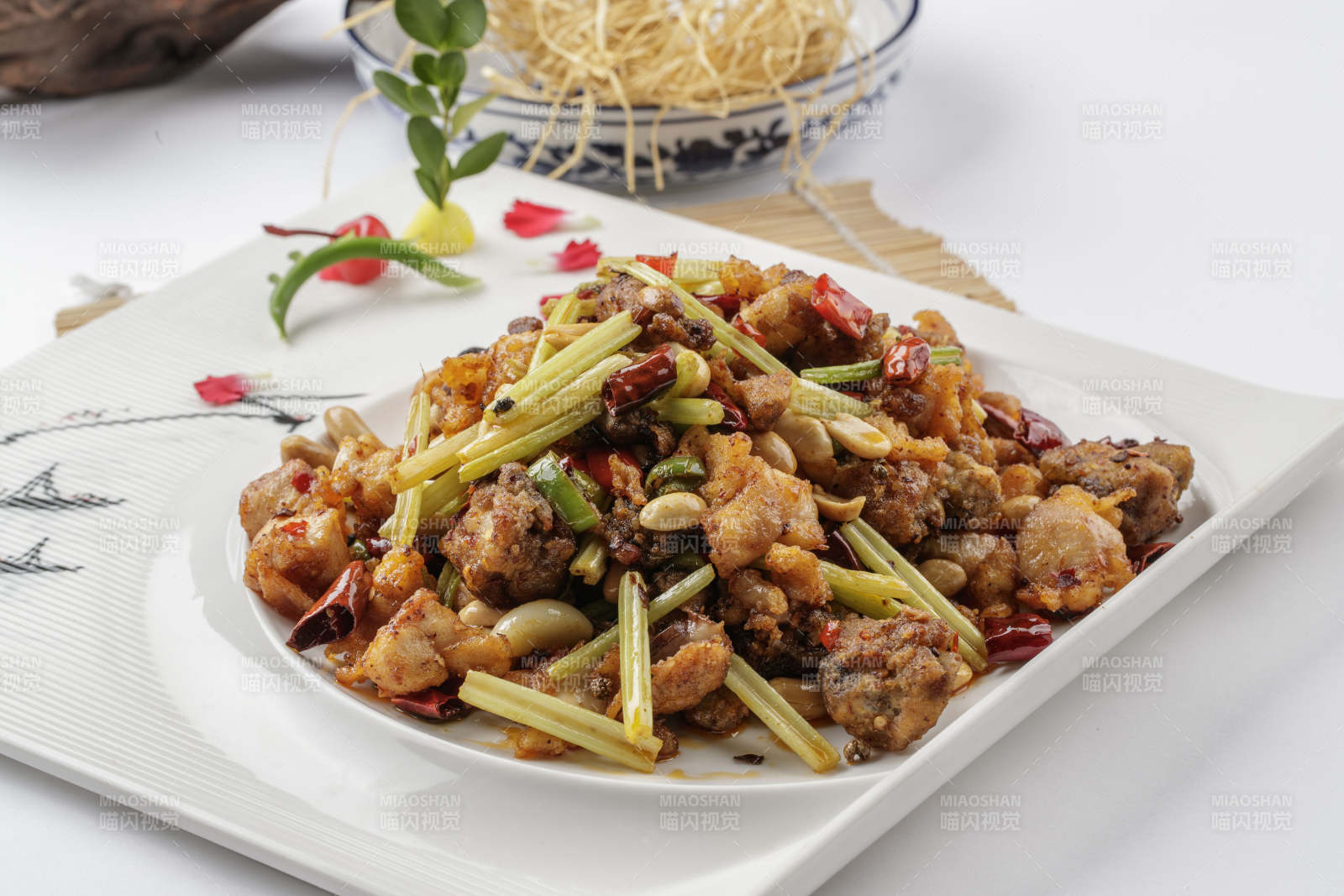 西芹果仁炒鸡脆-摄影图