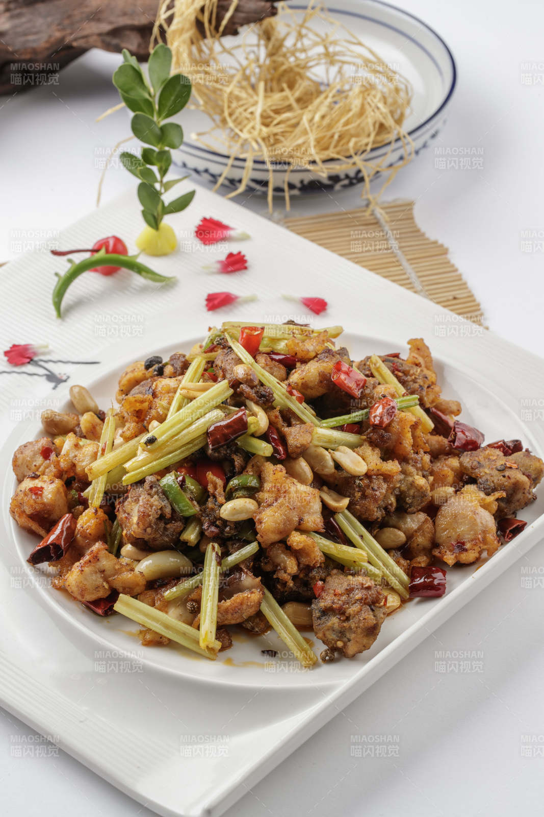 西芹果仁炒鸡脆-摄影图