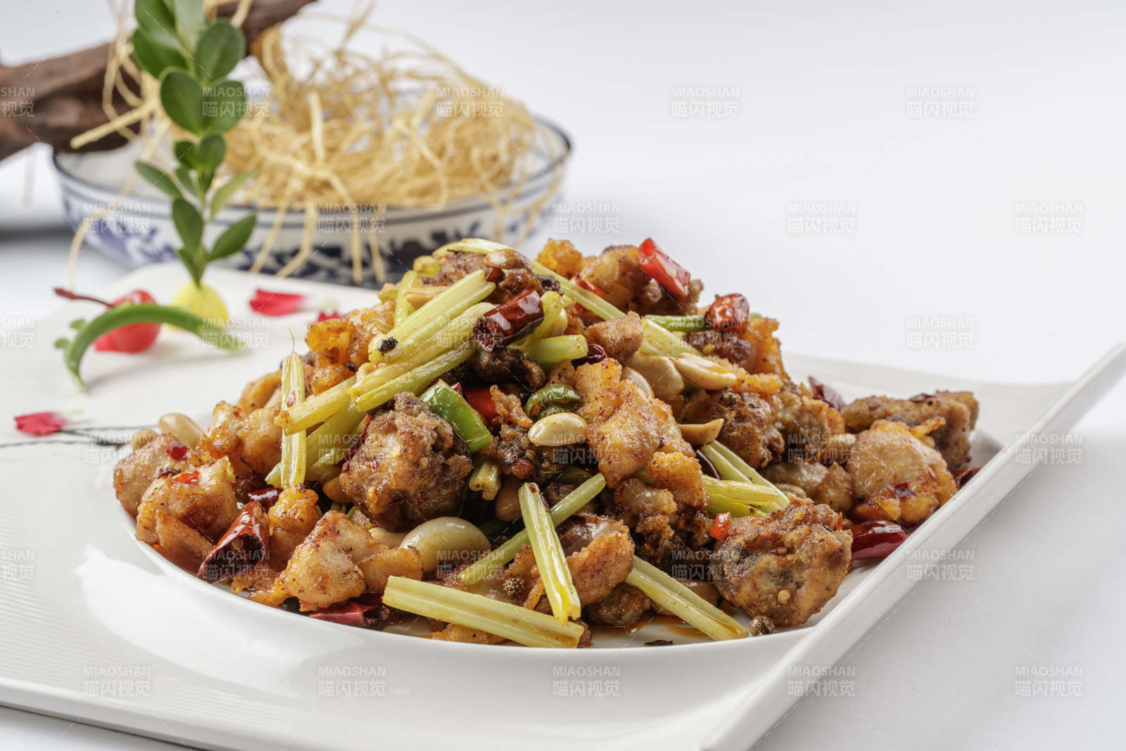 西芹果仁炒鸡脆-摄影图