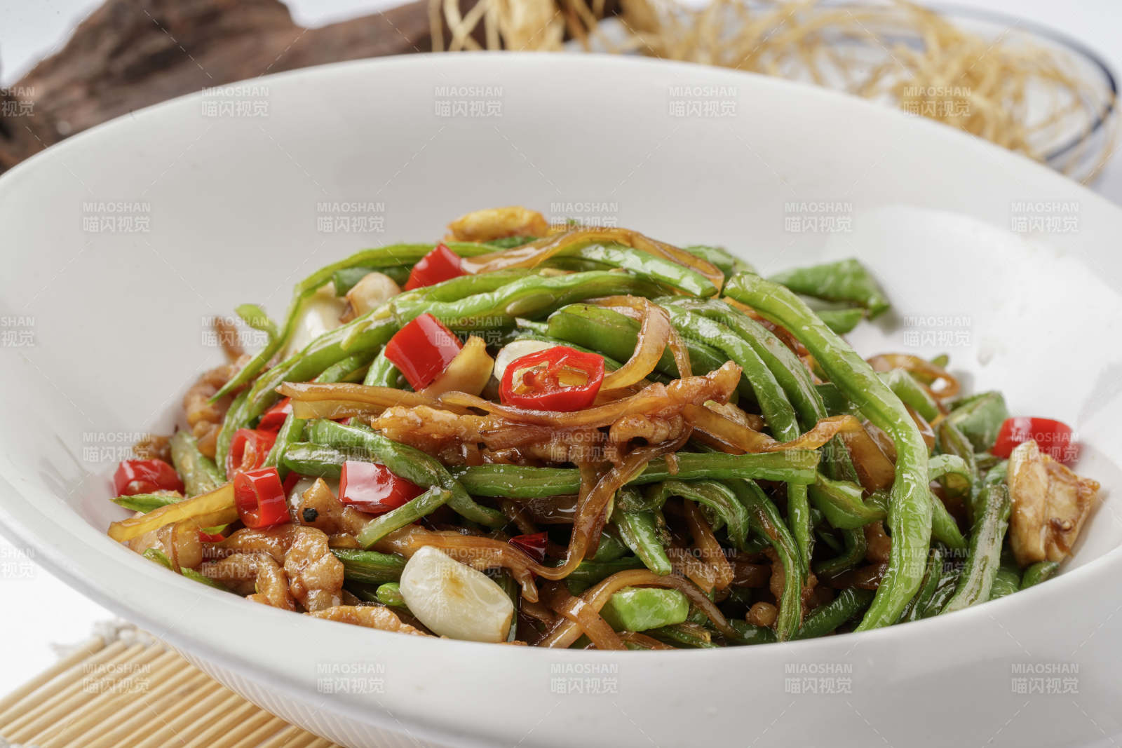 寿司帘上的元宝瓷盘装的黄花豇豆炒肉丝